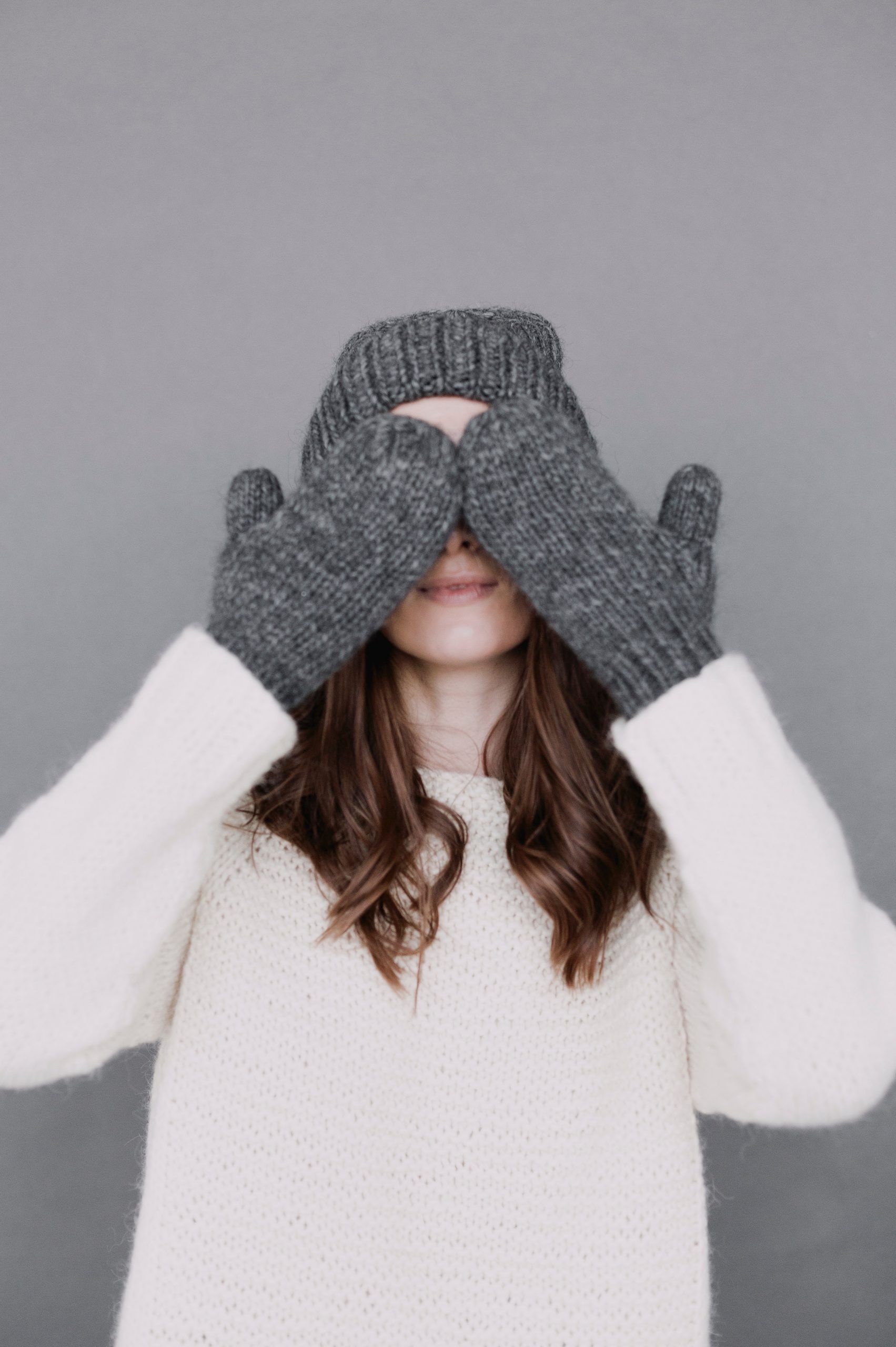 Heizung-Frau-Handschuhe-frieren